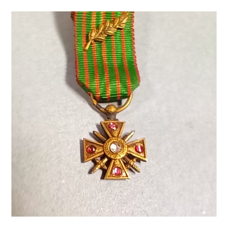 FRANCE REDUCTION DE LA MEDAILLE CROIX DE GUERRE DATE 1915 AVEC PETITS RUBIS OU PIERRES GUERRE 1914 1918